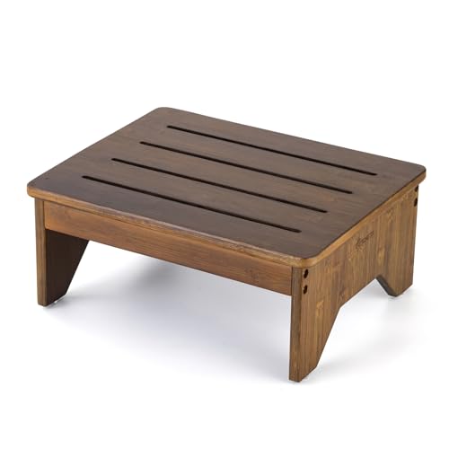 Taburete escalonado hecho de bambú 100% sólido con capacidad de carga de 300 libras. Diseño antideslizante con pies seguros y bordes circulares. Ideal para uso en dormitorios y cocinas. Compacto y versátil, se adapta a espacios reducidos. Acabado en barniz de alta calidad que combina durabilidad y estética. Apto para uso interior y exterior. Dimensiones: altura de 6 pulgadas.