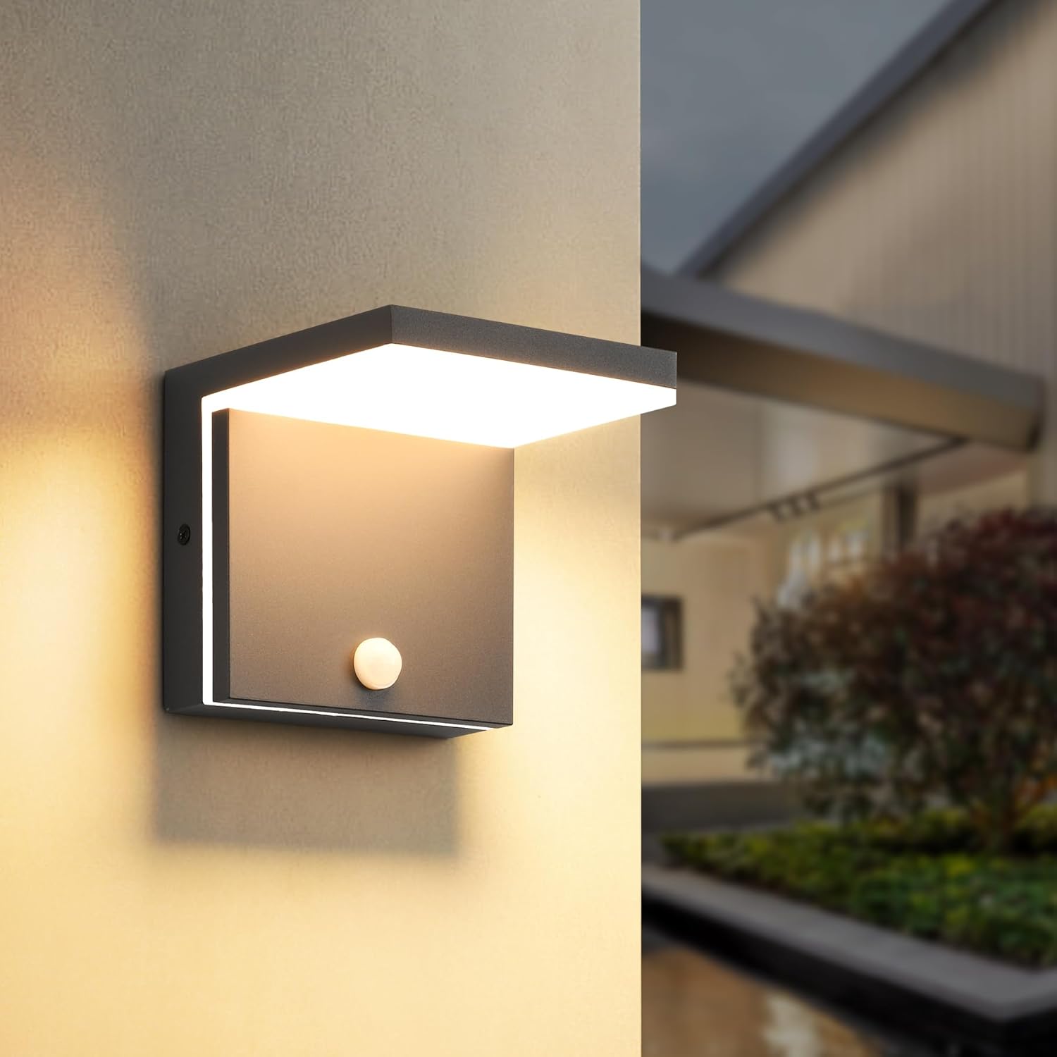 Lámpara de pared LED 12W con sensor de movimiento, IP65 resistente al agua y al polvo. Fabricada en aluminio, cuenta con un diseño de cortocircuito integrado. Lúmenes: 1260, temperatura de color: 3000