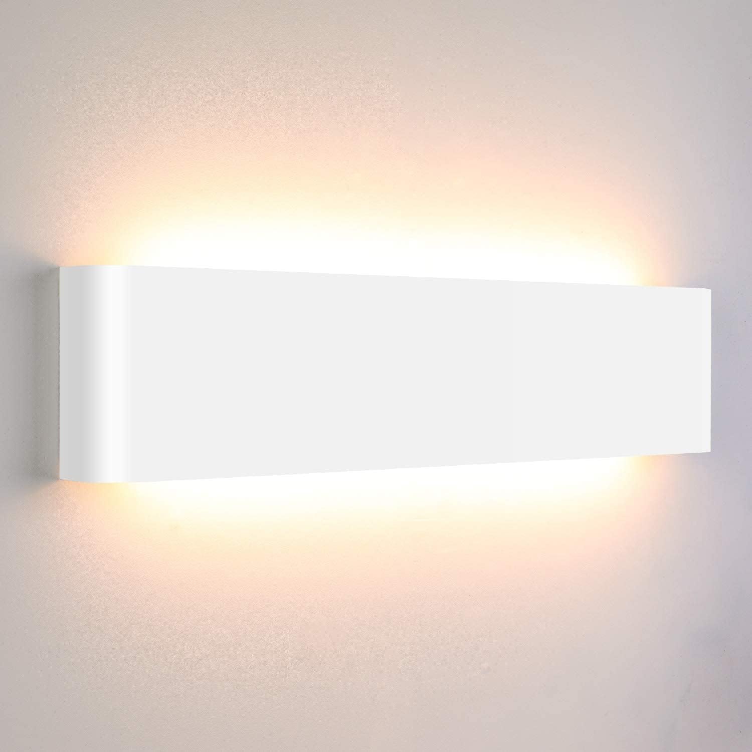 Aplique de pared LED Lightess 18W diseñado para interiores. Emite luz blanca cálida (3000K) con 1800 lúmenes mediante 90 chips LED SMD 2835. Material: aluminio y acrílico esmerilado, alta translucidez