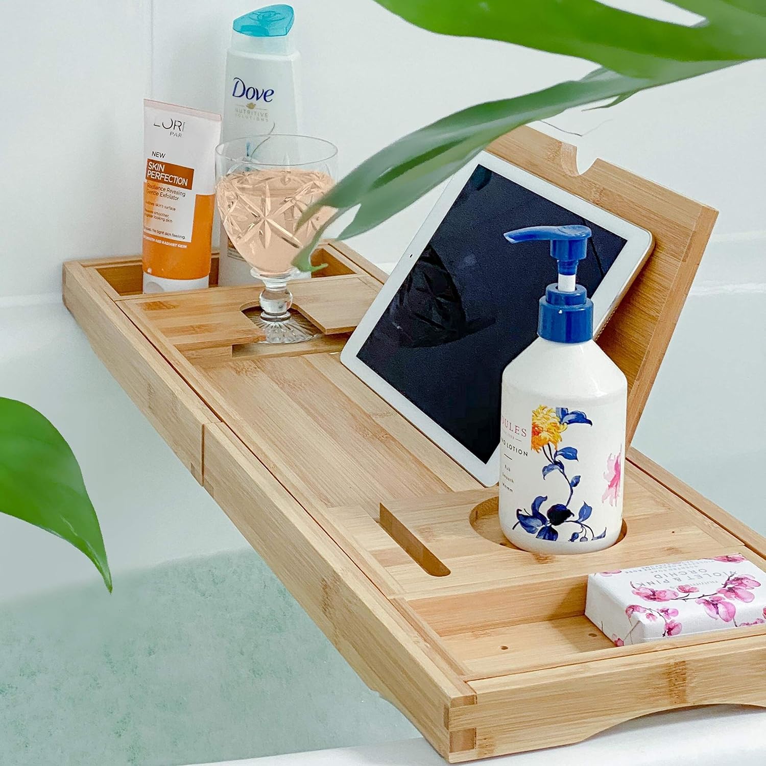 Deep Calm Bandeja de Baño - Tabla Extensible de Bambú para Bañera - Ajustable, se Adapta a la Mayoría de Las Bañeras - Accesorio de Baño de Lujo para Libro, iPad, Teléfono, Vidrio, Vela (Natural)