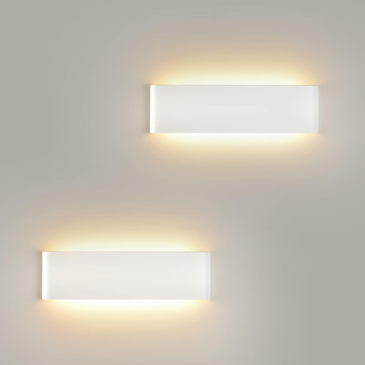 Lámparas de pared interiores con 18W y 2160LM. Compuestas por 108 chips LED SMD 2835, ofrecen una luz cálida de 3000K. Su carrocería de aluminio proporciona una excelente disipación de calor y durabil