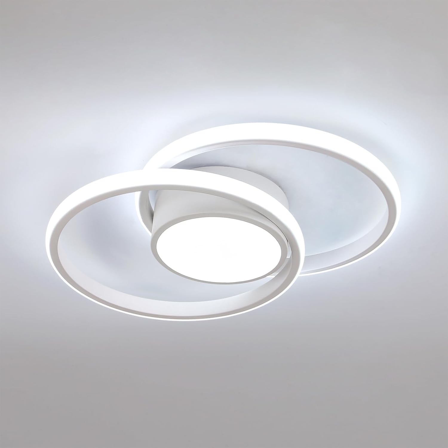 Plafón LED Comely con 42W y 4800LM en color blanco frío 6500K. Dimensiones de 40cm de diámetro. Diseño con pantalla de silicona para dispersar la luz sin deslumbramientos. Ideal para aplicaciones en e