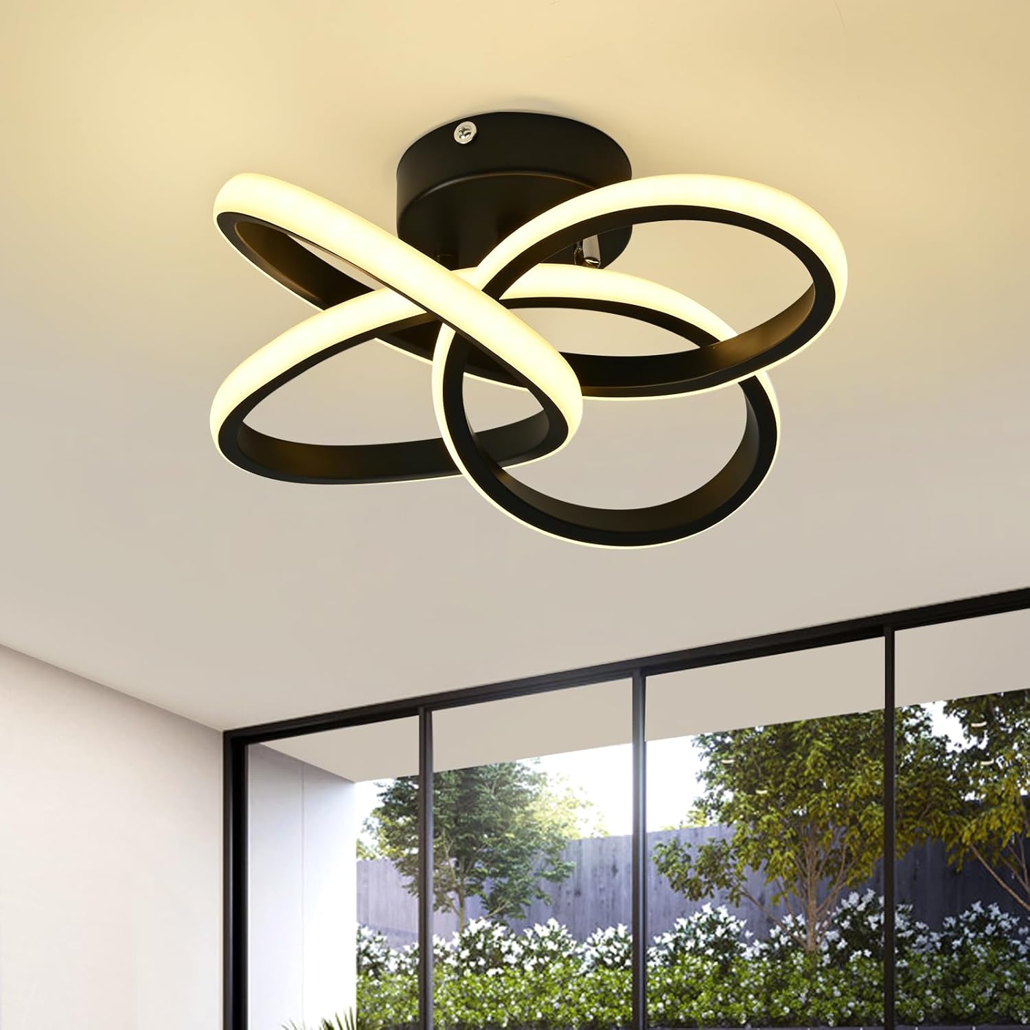 Plafón LED moderno de 36W en color negro, 3900 lúmenes, 3000K blanco cálido. Dimensiones: 31x31x15 cm. Eficiencia energética superior, con una vida útil de hasta 30,000 horas y apto para áreas de 5-20