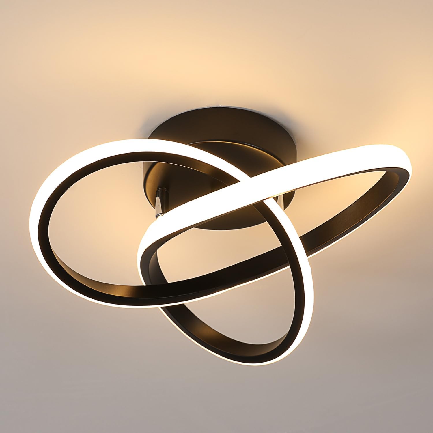 Lámpara de techo LED de 30W con dimensiones de 30cm largo y 10cm alto. Ofrece luz cálida 3000K, reemplaza lámparas incandescentes de 150W y cuenta con un índice de reproducción cromática CRI 80+. Fabr