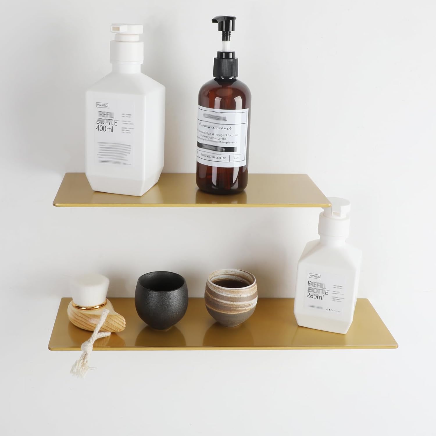 Juego de 2 estanterías de pared en aluminio. Un estante de 60 cm (capacidad máxima de 8 kg con perforación) y otro de 30 cm (capacidad máxima de 4 kg con perforación). Opción de instalación con taladro o sin taladro. Bordes curvados para mayor seguridad. Dimensiones: 60 cm L x 12,5 cm W x 3 cm H y 30 cm L x 12,5 cm W x 3 cm H. Adecuado para ambientes húmedos.