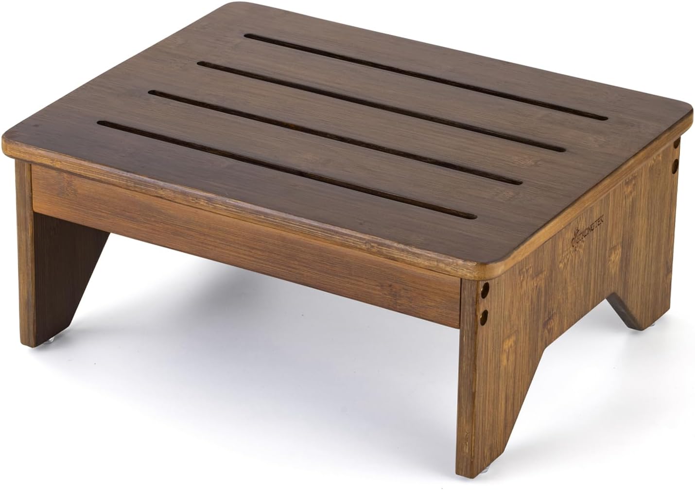Taburete escalonado hecho de bambú 100% sólido con capacidad de carga de 300 libras. Diseño antideslizante con pies seguros y bordes circulares. Ideal para uso en dormitorios y cocinas. Compacto y versátil, se adapta a espacios reducidos. Acabado en barniz de alta calidad que combina durabilidad y estética. Apto para uso interior y exterior. Dimensiones: altura de 6 pulgadas.