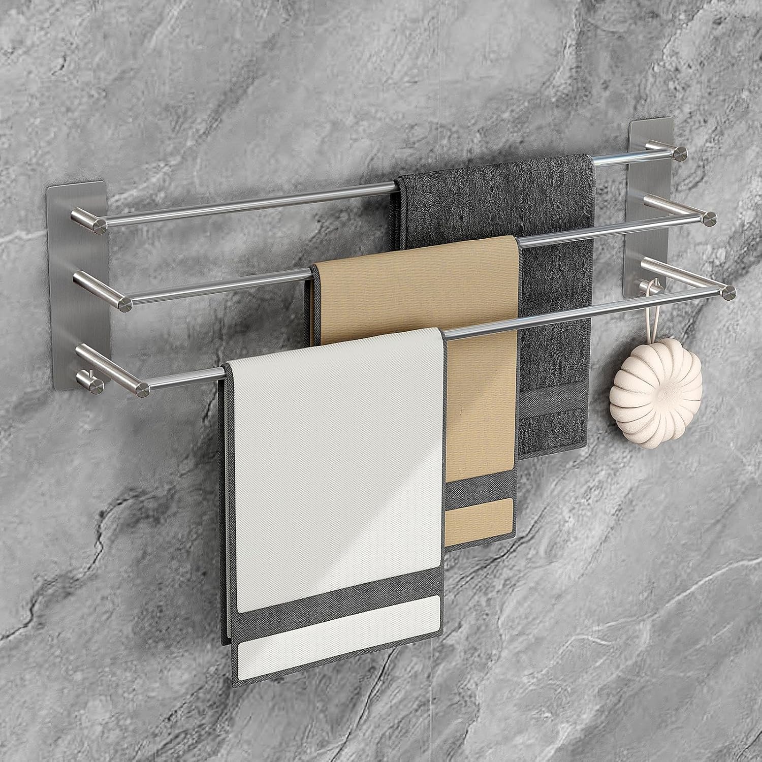 Soporte para toallas autoadhesivo de 75cm con 3 barras. Fabricado en acero inoxidable SUS304, asegura resistencia a la humedad y rayones. Se adhiere sin perforaciones, ideal para superficies lisas como azulejos, mármol y vidrio. No apto para superficies pintadas o de yeso.