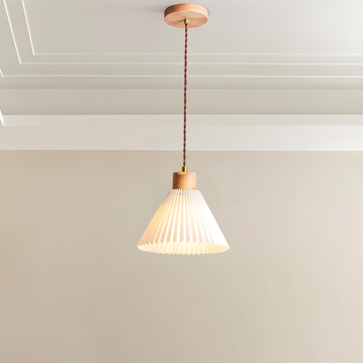 Lámpara colgante de techo en madera con pantalla de tela. Soporte E27 compatible con bombillas incandescentes, LED o CFL. Dimensiones: diámetro de la pantalla 24 cm, altura 15 cm, diámetro de la base 
