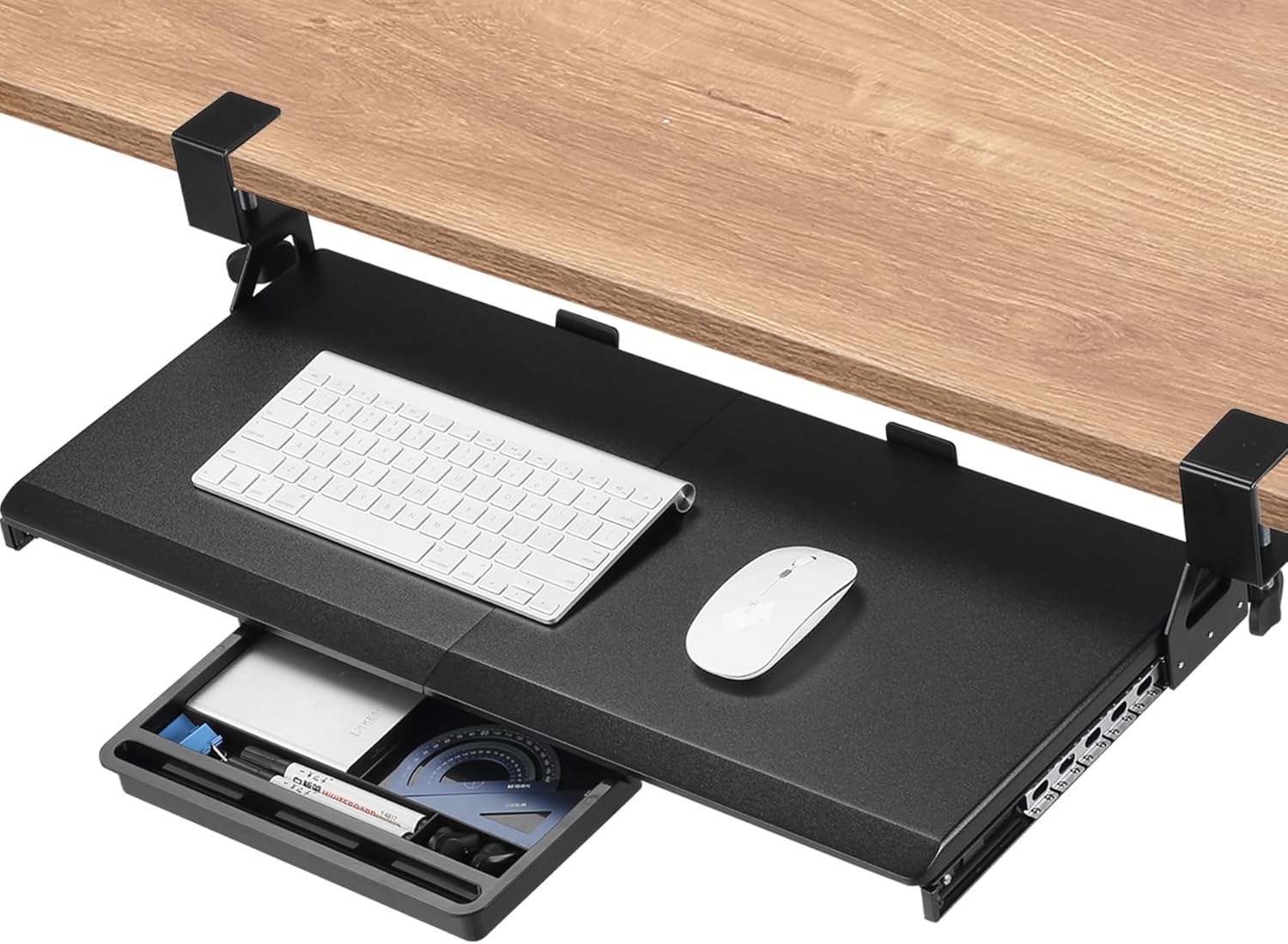 Bandeja de teclado ETHU, 50 cm x 30 cm, soporta hasta 10 kg. Diseño de abrazadera en C, montable en escritorios de hasta 5 cm de grosor. Fabricada con plásticos termoformados biodegradables. Cajón deslizante de acero resistente que promueve una postura correcta y previene lesiones. Ideal para uso diario.
