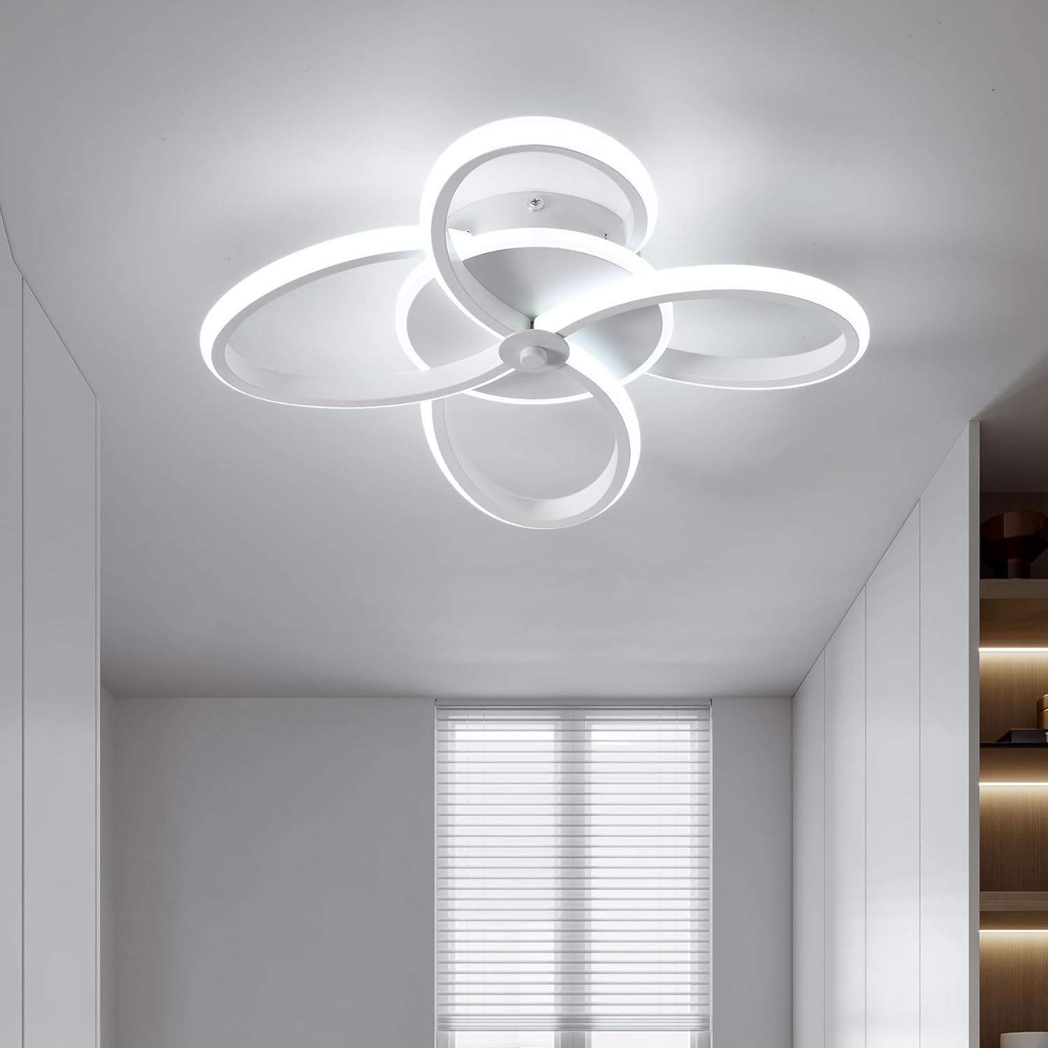 Plafón LED moderno de 32W y 3400LM. Dimensiones: 31x31x7.5 cm. Color de luz: blanco frío 6000K. Ideal para espacios de 5-15 m². Eficiencia energética y vida útil de 30,000 horas.