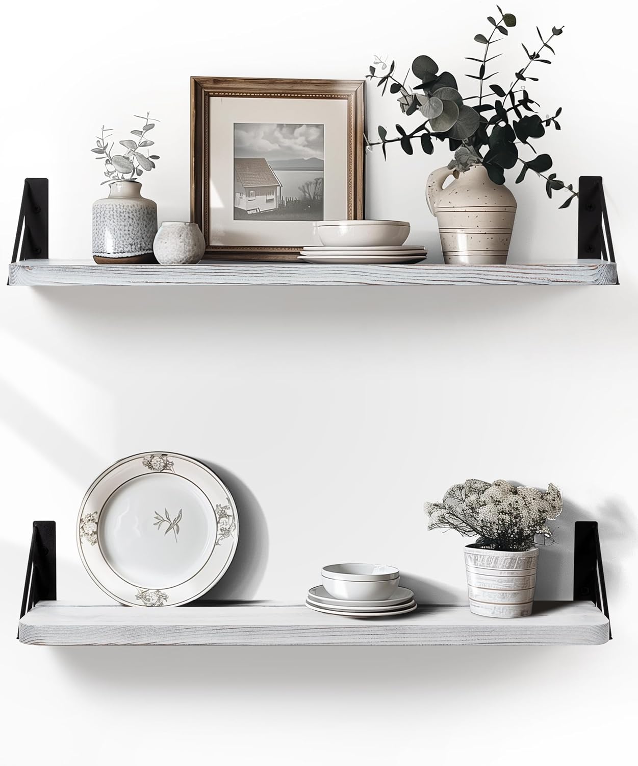Estantería de pared de 60 cm en set de 2, fabricada en madera de pino natural. Diseño curvado con ranuras para un mejor agarre de objetos. Ideal para uso en sala de estar, dormitorio, oficina y cocina. Incluye herramientas para una fácil y rápida instalación. Color: blanco vintage.