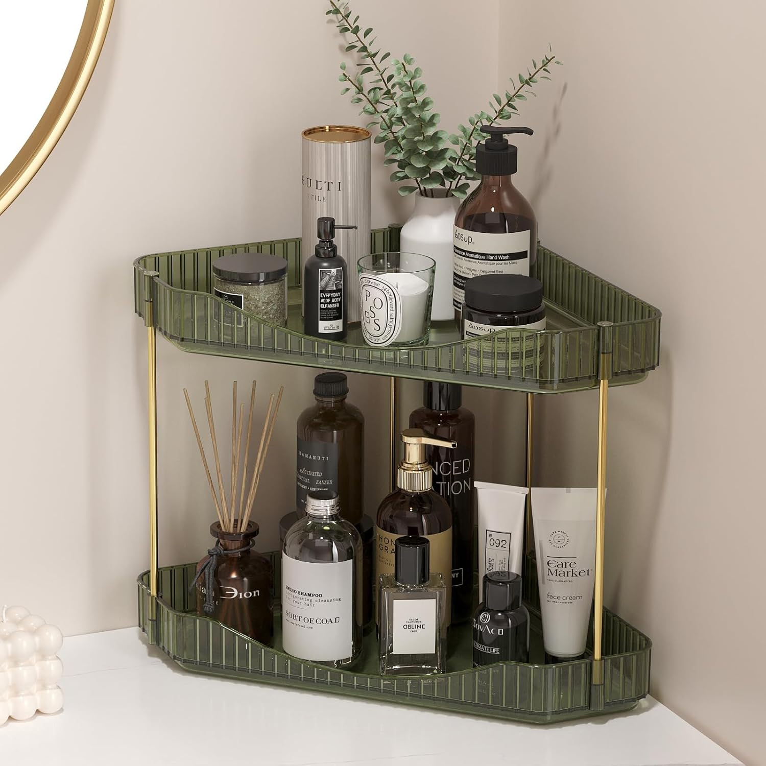 Organizador de plástico de dos niveles para encimeras, diseñado en ángulo recto para aprovechar espacios en esquinas. Estructura reforzada con soportes de metal, sin necesidad de herramientas. Apto para baño, dormitorio, tocador o cocina. Acceso sencillo a los artículos gracias a su abertura curva frontal.