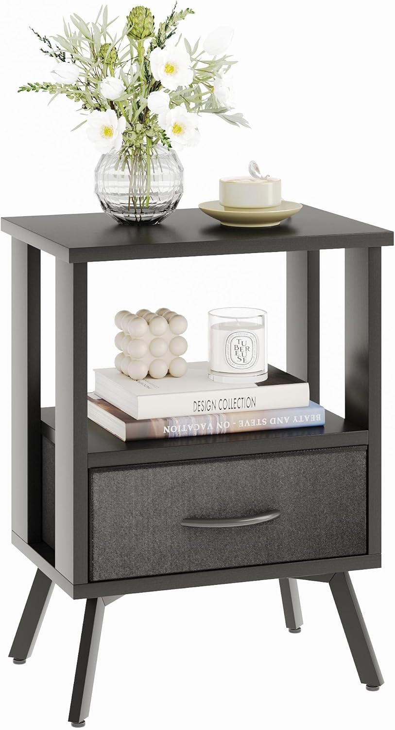 Mesa auxiliar negra CAIYUN con un cajón de tela y estante abierto, mesita de noche con patas metálicas resistentes, diseño moderno para espacios pequeños, mesita de noche de madera.