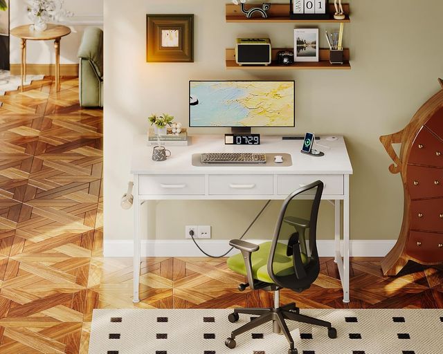Coleshome Escritorio con Cajones, 120x48 cm Mesa Escritorio con Soporte para Auriculares, Escritorio Blanco con 2 Tomas de Corriente y 2 Puertos de Carga USB para el Hogar y la Oficina