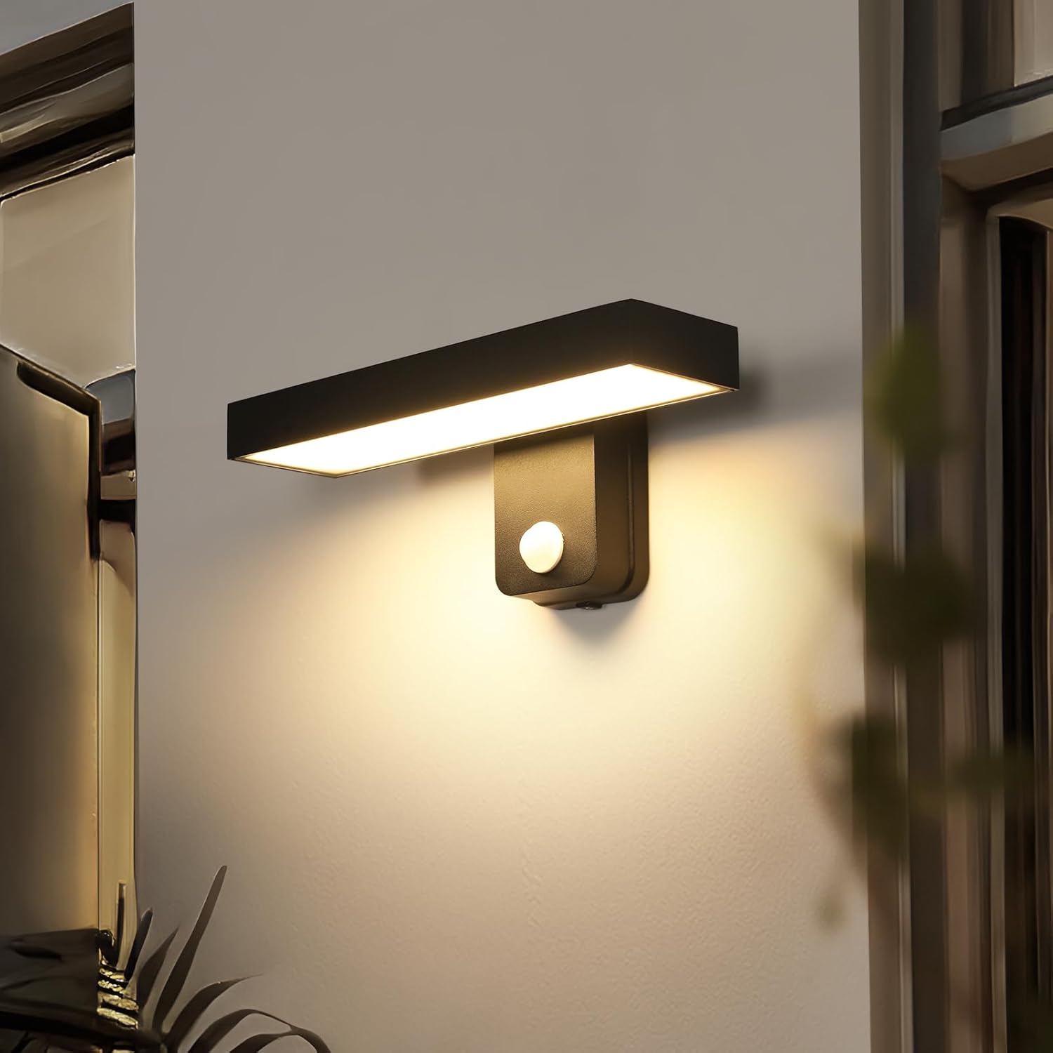 Aplique de pared exterior Riserva con sensor de movimiento, rotación de 350°, 17 W, diseño moderno, luz blanca cálida de 3000 K, resistente al agua IP65, aluminio, para jardín, patio, pasillo, escaleras, color negro.