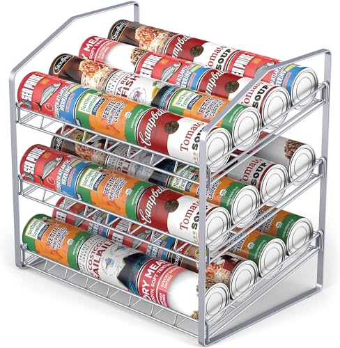 Estante para almacenamiento de latas, compuesto por 3 niveles, fabricado en metal plateado. Dimensiones adecuadas para encimeras y gabinetes, diseño optimizado para facilitar la visibilidad y el acces